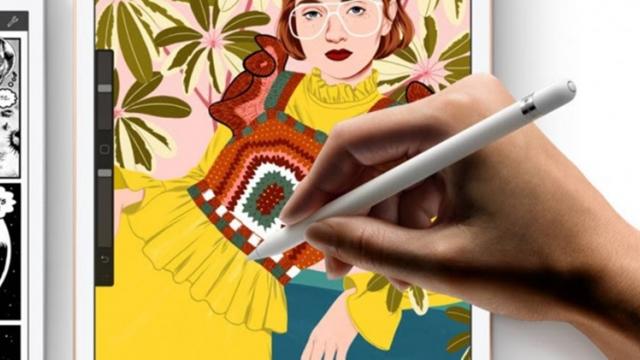 <b>Apple Pencil ar putea să îşi ia culorile din lumea din jur în curând, conform unui nou brevet</b>Apple e gata să îşi actualizeze celebrul stylus Apple Pencil cu o funcţie inovatoare şi foarte utilă artiştilor. Acest accesoriu ar putea să preia culori din lumea reală, cea din jur, conform unui nou brevet înregistrat în SUA