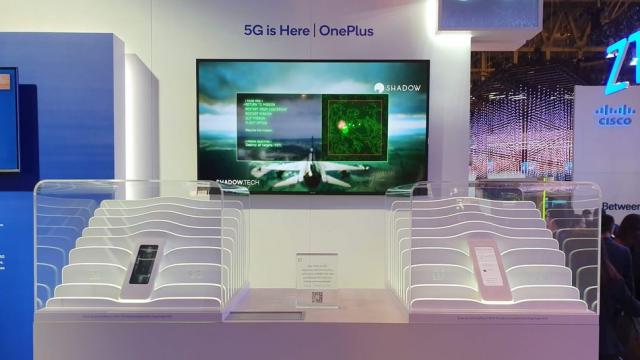 <b>MWC 2019: Aşa arată prototipul de telefon OnePlus 5G; Conexiunea la cloud gaming nu convinge încă</b>OnePlus a promis ceva special pentru MWC 2019 şi a livrat acel "ceva" sub forma telefonului OnePlus 5G, prototip expus la standul Qualcomm. Device-ul a promovat pe ideea streaming-ului de jocuri direct din cloud.