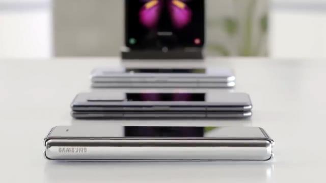 <b>Samsung Galaxy Fold detaliat într-un clip promoțional ce ni-l prezintă din toate unghiurile posibile (Video)</b>Trebuie să recunosc că sunt multe detalii despre Samsung Galaxy Fold care mi-au rămas necunoscute, chiar şi după prezentarea oficială. Samsung l-a ţinut destul de departe de presă şi la MWC 2019 spre exemplu e într-un cub de sticlă şi nu poate fi atins..