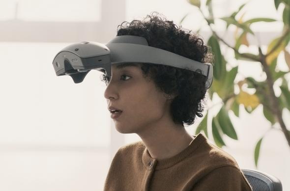 Sony a prezentat la CES 2024 un nou sistem de creație de conținut spațial, destinat profesioniștilor din designul 3D și animație: HMD_flipup.jpeg