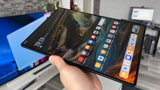 <b>HUAWEI MatePad Pro 13.2: Cel mai luminos display testat până acum în segmentul tablete, ideal pentru consum video și pe deasupra 144Hz </b>HUAWEI MatePad Pro 13.2 este o tabletă impresionantă prin dimensiunea sa și dacă o vei cumpăra clar nu mai ai nevoie de laptop. La 13.2 inch în diagonală și cuplată cu o tastatură Bluetooth, dispozitivul de față este gata să îți satisfacă