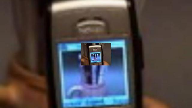 <b>Recenzie video Nokia 6230i</b>Recenzie video a telefonului Nokia 6230i, facuta de micro-echipa Mobilissimo.ro, model care se poate mandri (sau nu) ca a fost si preferat al "Latifundiarului din Pipera", binecunoscutul "razboinic al luminii" mr. Jiji Becali. Fiind un terminal clasa...