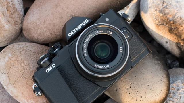 <b>Altex dezvăluie Reducerile REALE de la mijloc de săptămână; Încă un mirrorless, tastatură gaming Razer</b>La mijloc de săptămână descoperim ce ne-a pregătit Altex în materie de REDUCERI REALE, fiind o zi în care oferta devine mai variată prin includerea și altor produse pe lângă electrocasnice. Astfel avem o tastatură de gaming Razer