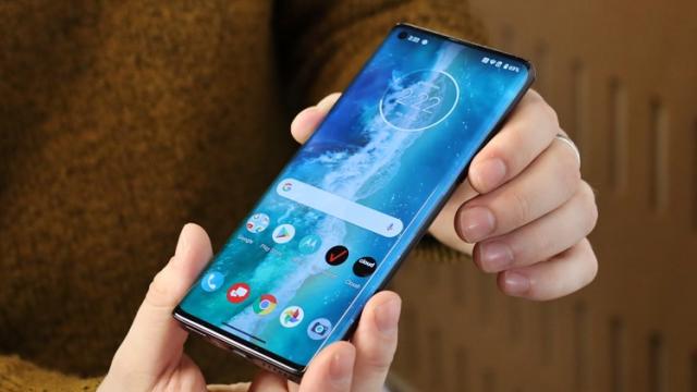 <b>Preț și disponibilitate Motorola Edge în România</b>Chiar pe final de săptămână avem parte de o listare surpriză pe plan local, cea a lui Motorola Edge - un telefon din zona upper mid-range care inaugurează un nou limbaj de design pentru compania aflată sub