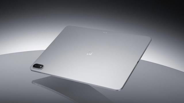 <b>OnePlus Pad 2 Pro a sosit! Tabletă cu procesor Snapdragon 8 Elite, ecran generos, suport pentru stylus</b>OnePlus a lansat oficial tableta Pad 2 Pro, un rival pentru modele de top iPad și Galaxy Tab S9 Ultra. Ciudat e că imită OPPO Pad 4 Pro, fiind de fapt o variantă rebranduită. Momentan se vinde doar în China, dar cel puțin una dintre variante ar trebui