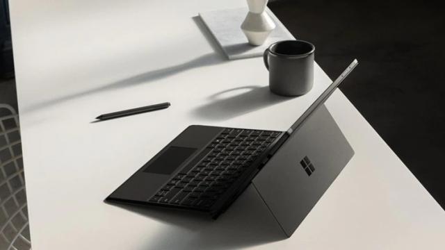 <b>Microsoft Surface Pro 6 sosește cu upgrade-uri hardware notabile și cu o nouă variantă de culoare</b>Alături de PC-urile Surface Laptop 2 și Surface Studio 2, cei de la Microsoft au anunțat și tableta Surface Pro 6 care deși nu se schimbă prea mult la capitolul design, vine cu multe noutăți la nivel hardware. Acest produs vine într-o variantă