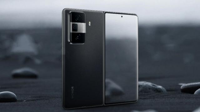 <b>HONOR lucrează la un pliabil mai lat, pentru că iPhone Fold va seta acest trend</b>Samsung s-a pregătit de un iPhone Air cu Galaxy S25 Edge şi acum va lansa şi un Z Fold8 bis, cu ecran cu format lat, pregătindu-se de iPhone Fold. Ei bine, nici HONOR nu stă degeaba şi după ce că fură startul, cu un pliabil Magic V6 ce vine cu 5 luni