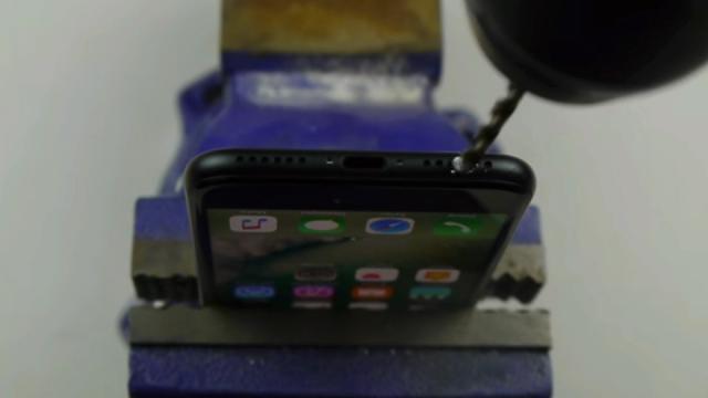 <b>Un clip mincinos de pe YouTube care învaţă posesorii de iPhone 7 să facă găuri cu bormaşina pentru a obţine un jack audio a făcut victime deja</b>YouTube este locul unde publicul găsește clipuri din cele mai variate, de la cele comice, și până la documentare sau prezentări detaliate de smartphone-uri. Tot aici regăsim și câțiva youtuberi care s-au făcut cunoscuți prin testele de rezistență aplicate