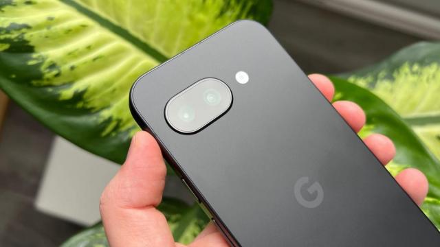 <b>Google Pixel 10a vine cu acest procesor dezamăgitor, stocare mai veche</b>Seria Google Pixel 10 a fost primită cu reacţii mixte, pe de o parte lumea apreciind camera şi corpul rezistent, pe de altă parte criticând bug-urile raportate de primii cumpărători de Pixel 10 şi designul masiv. Acum aflăm că Google Pixel 10a va veni cu