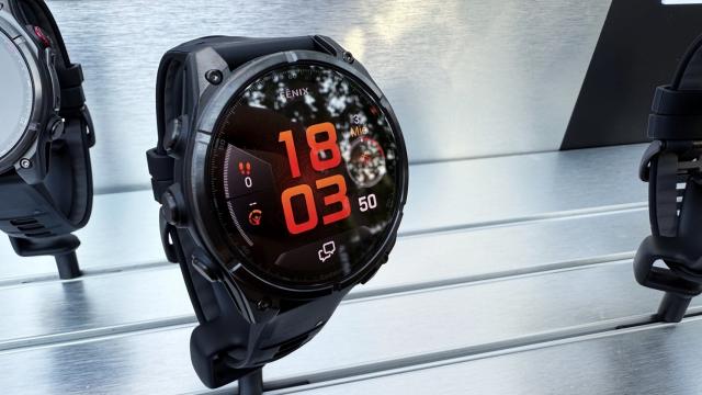 <b>Garmin Fenix 8 Pro e acum oficial! Smartwatch-ul de top al companiei aduce conectivitate prin satelit + eSIM și primește, în premieră, ecran microLED</b>Iată că a avut loc pe 3 septembrie și marele eveniment Garmin din această toamnă. Cu această ocazie am făcut cunoștință cu Garmin Fenix 8 Pro, cel mai bine dotat model din seria Fenix 8, ce aduce câteva caracteristici inedite pentru brand