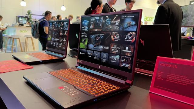 <b>IFA 2025: Acer Nitro V16 şi V16s hands on - laptopuri cu RTX 5070 şi o privire spre monitoarele Nitro</b>În trecere pe la standul Acer am dat peste laptopurile de gaming Acer Nitro V16 şi peste V16s. Aşa că am realizat şi un hands on cu cele două modele, dar şi cu monitoarele noi de la Acer, plus un desktop. Acer Nitro V16 şi V16s par să fie propuneri