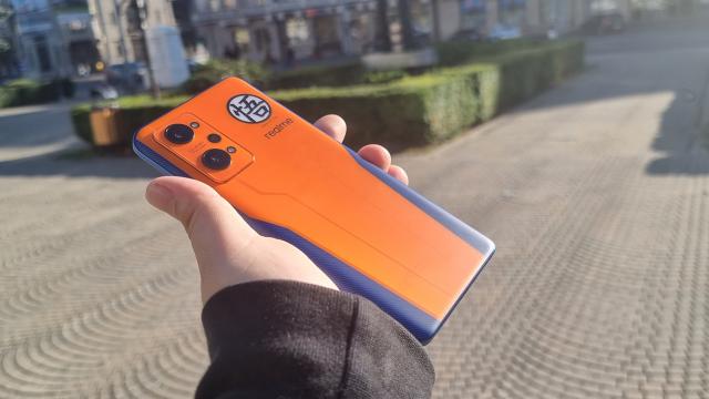 <b>Turul Magazinelor #1248: Laptopuri midrange la preţ corect, telefon sub 500 lei şi telefon Dragon Ball Z la ofertă</b>Turul Magazinelor de la mijlocul săptămânii este aici şi am ajuns la episodul #1248. De această dată e vorba despre telefoane realme şi despre laptopuri la preţ bun în mare. Pe de o parte avem ACEL telefon cu Dynamic Island la preţ şi mai mic