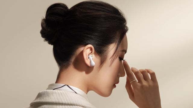 <b>Huawei FreeBuds 5 adoptă un design complet nou, Spatial Audio şi anulare hibrid de zgomot</b>Pe lângă căştile FreeBuds Pro 2+, Huawei a anunţat astăzi şi căștile FreeBuds 5. Acestea schimbă designul clasic al căştilor fără dop şi le face să semene cu o picătură sau o lacrimă. Ce dotări au aflaţi mai jos