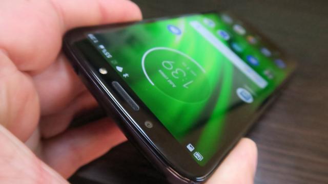 <b>Motorola Moto G6 Play: Conectivitate cu 4G competent</b>Motorola Moto G6 Play este mezinul seriei G6 şi ca atare ne aşteptam să fie câteva lucruri pe care să fie nevoie să i le "iertăm". Printre ele se număra faptul că are port microUSB, acolo unde Moto G6 şi Moto G6 Plus foloseau USB Type-C.