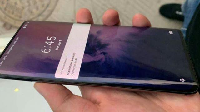 <b>OnePlus 7 Pro se afișează în presupuse fotografii reale, cu display curbat spre margini și CPU Snapdragon 855</b>După știrea de ieri cu privire la ieftinirea lui OnePlus 6T din China ce pare a sugera faptul că se apropie lansarea unui succesor, iată că pe web ajung imagini ale acestui viitor dispozitiv. Avem 2 fotografii reale sosite pe Weibo