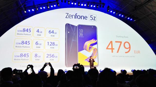 <b>MWC 2018: ASUS ZenFone 5Z devine oficial - flagship ASUS pe anul 2018, cu procesor Snapdragon 845, AI şi lansare în iunie</b>ASUS a prezentat la MWC 2018 astăzi 3 telefoane din gama ZenFone 5, dar doar unul este flagship: ZenFone 5Z. Acesta are cel mai puternic procesor Qualcomm al momentului şi dotări similare cu cele de pe ZenFone 5, la nivel de AI şi camera.