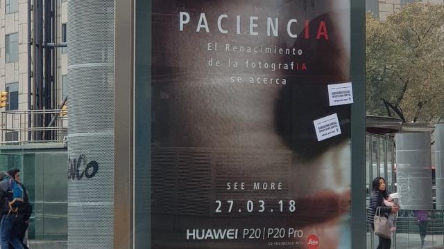 <b>Huawei confirmă numele lui Huawei P20 Pro prin intermediul unui afiș publicitar stradal din Barcelona</b>În ultimele săptămâni am avut multe neclarităţi cu privire la designul şi chiar denumirea viitoarelor telefoane flagship Huawei. Ştim sigur că vom avea un P20 şi un P20 Lite, dar al treilea model e o problemă. Să fie P20 Pro sau P20 Plus? Sau ambele? Se f