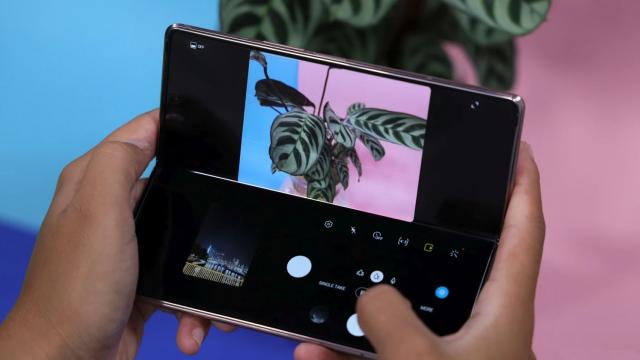 <b>Samsung Galaxy Z Fold 3 tocmai a primit o nouă scăpare: se micşorează ecranul extern</b>Samsung Galaxy Z Fold 3 va fi următorul telefon pliabil important, iar scăpările sale nu au lipsit până acum. Cei de la SamMobile tocmai au pus mâna pe câteva informaţii noi despre terminal, dar ele sunt mai degrabă descurajatoare, prin cantitatea mică