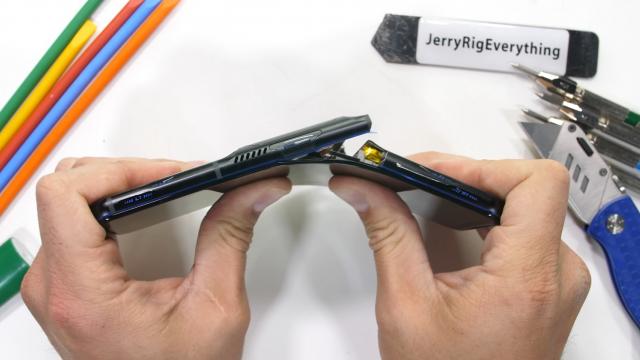 <b>Încă un telefon de gaming care nu trece testul de durabilitate a lui JerryRigEverything; Lenovo Legion Duel 2 se rupe în trei bucăți</b>Acum ceva timp, faimosul JerryRigEverything a testat durabilitatea lui ASUS ROG Phone 5. Spre surprinderea tuturor, acesta nu a trecut testul și s-a rupt în două bucăți în cazul testului de îndoire (detalii aici). Iată că un alt telefon de gaming a fost