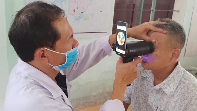 <b>Samsung reinventează telefoanele vechi Galaxy prin soluția EYELINK care folosește camerele foto pentru consultații oftalmologice în zonele defavorizate</b>Sfârșitul săptămânii vine și cu exemplu de "AȘA DA" și vorbim aici despre programul Galaxy Upcycling prin care Samsung reinventează telefoanele vechi Galaxy în soluții utile iată și în sectorul medical