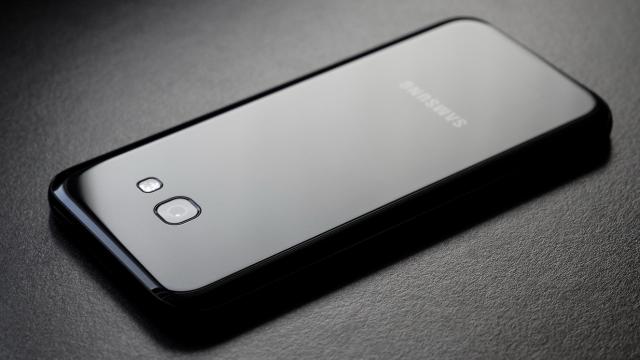 <b>Turul Magazinelor #135: jocuri hit din 2016 la reducere masivă, maşină de decupat pentru şcoli şi grădiniţe, smartwatch şi telefon roz pentru Valentine</b>Turul Magazinelor de astăzi îl asociem din start cu Valentine's Day, sărbătoare împrumutată de la americani prin care se celebrează iubirea. Și ce alt mod mai plăcut de a-i face o surpriză persoanei iubite decât cu un nou smartphone, sau poate cu un joc