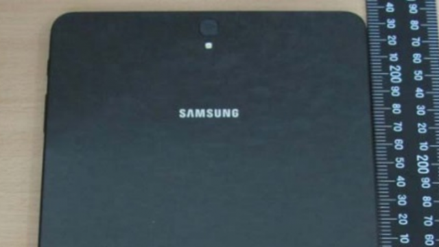 <b>Samsung Galaxy Tab S3 apare în două fotografii reale de la o autoritate de certificare din Taiwan</b>Autoritatea taiwaneză NCC a certificat zilele trecute un device mult așteptat și anume tableta Samsung Galaxy Tab S3. Vedem și două fotografii ale acestui nou produs care la prima vedere pare a adopta un panou spate din sticlă sau poate unul din policarbo