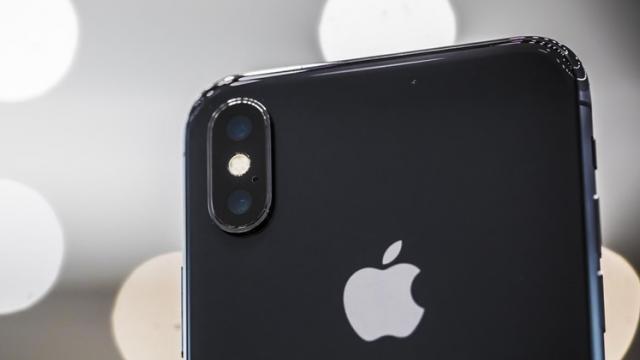 <b>Foxconn livrează primul lot de terminale iPhone X către Apple; doar 46.500 unități sunt incluse aici</b>Am auzit de nenumărate ori faptul că Apple are ceva probleme cu producția de terminale iPhone X și astăzi avem și o primă confirmare mai credibilă a acestei informații. Vestea că primul lot de terminale livrat de către Foxconn celor de la Apple