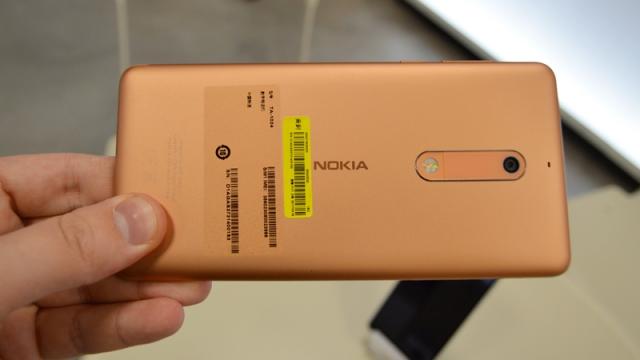 <b>Din iulie, produsele Nokia vor fi comercializate online și de către un magazin propriu HMD Global; inclusiv în România!</b>O informație dezvăluită de către oficialii HMD Global și Nokia în cursul zilei de ieri celor de la ZF.ro ca urmare a unui interviu, este și aceea că începând din luna iulie produsele semnate Nokia vor fi comercializate oficial și online pe site-ul