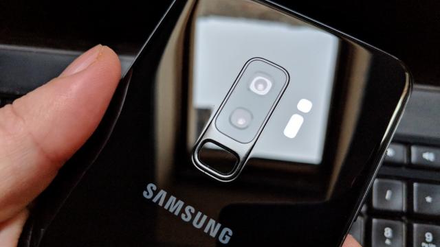 <b>Samsung Galaxy S10+ va avea o cameră triplă ce include un obiectiv telefoto şi unul wide angle</b>Continuă zvonurile despre Samsung Galaxy S10+, acum că ne-am eliberat feed-ul de ştiri de Galaxy Note9 şi scăpările sale. Teoria cea mai răspândită este cea a trio-ului de telefoane S10, cu un model principal, unul Plus cu 3 camere şi unul Lite.