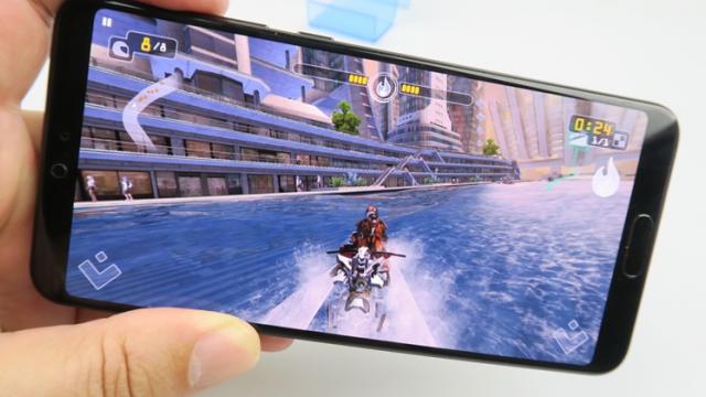 <b>Funcția GPU Turbo ajunge și pe telefoanele Huawei P20 Pro din România; Update-ul se distribuie acum!</b>Din această lună iată că smartphone-ul Huawei P20 Pro începe să primească și actualizarea care îi aduce tehnologia sau mai bine zis funcția GPU Turbo. Pentru a vedea cât de mare este diferența la nivel de performanță vă prezentăm astăzi un