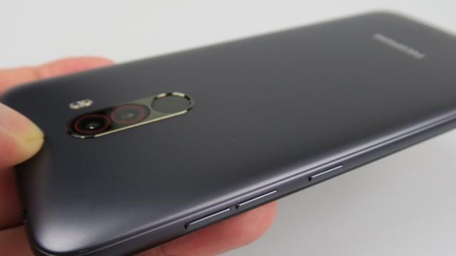 <b>Xiaomi Pocophone F1: Baterie de campion, face de râs unele flagshipuri</b>Pe lângă un procesor puternic la bord, Xiaomi Pocophone F1 se livrează și cu o baterie pe măsură, unitate de 4000 mAh care a oferit surprize plăcute pe parcursul testelor noastre. Descoperiți care au fost cifrele obținute din rândurile de mai jos