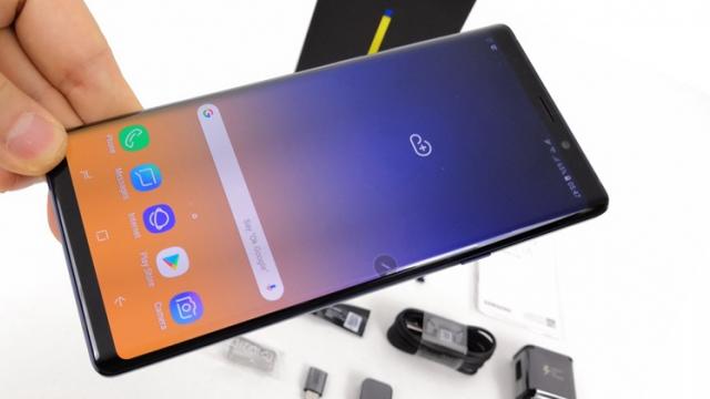 <b>Samsung Galaxy Note 9 unboxing: multe accesorii, mai greu şi mai business, cu S Pen mai deştept (Video)</b>Îl scoatem astăzi din cutie pe nimeni altul decât Samsung Galaxy Note 9, flagship-ul de final de an al sud-coreenilor care vine cu multe accesorii la pachet și cu noutăți interesante pe partea hardware. Descoperiți cum se prezintă la prima vedere