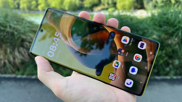 <b>Motorola moto g85: Display-ul trece la următorul nivel, acum curbat, muchii înguste și mai luminos decât pe g84</b>Marele upgrade adus lui Motorola moto g85 în comparație cu predecesorul este ecranul, acum unul curbat P-OLED de 6.67 inch. Acesta oferă rată de refresh de 120Hz, protecție Gorilla Glass 5, raport corp-ecran de 90.8% și luminozitate