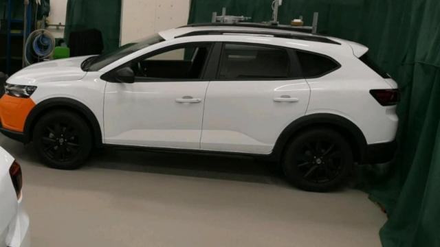 <b>Dacia C-Neo surprinde în prima imagine fără camuflaj; Design inspirat de Sandero, dar cu aer de Skoda Scala</b>O imagine scăpată pe social media a dezvăluit în premieră cum arată o variantă de caroserie a viitorului Dacia C-Neo, fără niciun fel de camuflaj. Modelul fotografiat, foarte probabil în fază finală de testare, arată o caroserie hatchback compactă