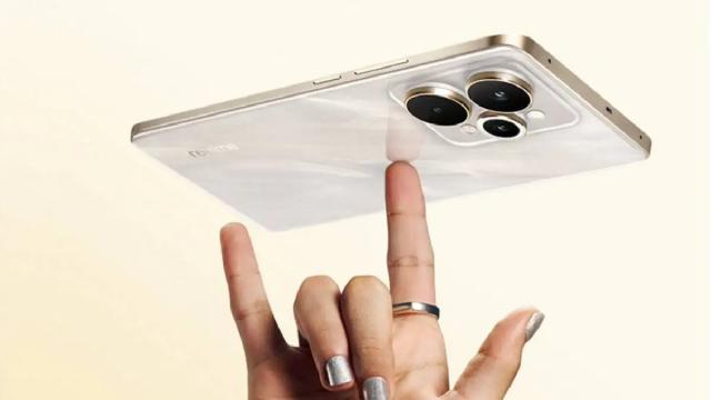 <b>Smartphone-urile cu baterii de 10.000 mAh sosesc curând, dar Apple și Samsung le evită; Care e motivul?</b>Telefoanele cu baterii masive de 10.000 mAh nu mai sunt doar un vis. Sunt testate acum în China modele precuum Honor X70 sau OPPO K13, ce sar lejer de 7000 mAh și au o talie atractivă. realme pregătește chiar terminale ce sar de bariera psihologică