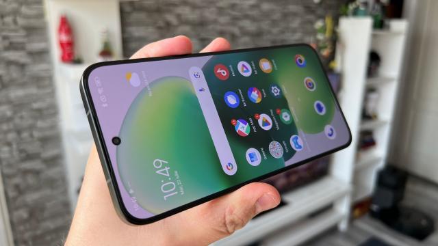 <b>POCO F7: Cel mai mare și tare display de pe un POCO F, luminozitate de peste 1200 LUX</b>POCO F7 se remarcă printr-un ecran mare și tare, un panou ultra-luminos după cum îl numește producătorul. Are 6.83 inch, oferă rezoluție 1.5K (2772 x 1280 pixeli, 447 ppi), oferă rată de refresh de 120Hz, iar pentru