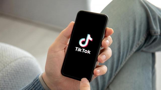 <b>TikTok lansează funcții extinse de control parental; „Footnotes” și „Creator Care Mode” sosesc în aplicație</b>TikTok a introdus o serie de actualizări care vizează în special controlul parental, siguranța creatorilor și promovarea bunăstării digitale. Am avut ocazia să participăm la un eveniment special, online, cu această ocazie, în cadrul căruia au fost