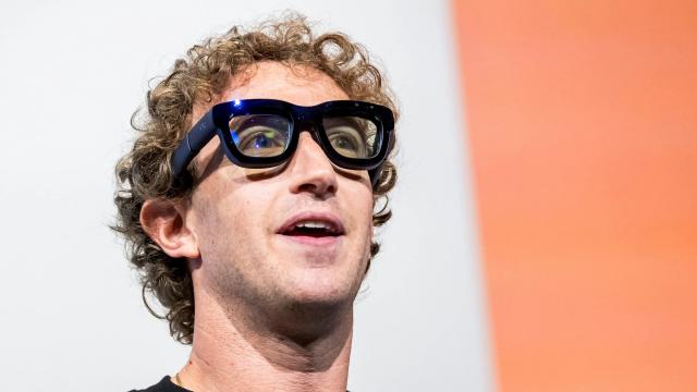 <b>Mark Zuckerberg mizează pe ochelari inteligenți, susține că oamenii ce nu folosesc AI vor fi în „dezavantaj cognitiv” în viitor</b>Mark Zuckerberg spune că „în viitor, dacă nu ai ochelari cu AI, sau o metodă de interacțiune cu AI, vei fi într-un dezavantaj cognitiv semnificativ față de ceilalți”. Declarația a venit în cadrul conferinței Meta privind rezultatele financiare pe