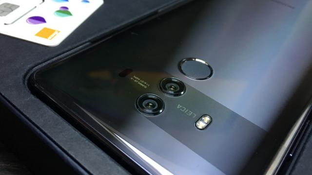 <b>Huawei Mate 10 Pro: Design cu sex appeal, ca un pahar de şampanie bun</b>Huawei nu e străină de telefoane masive şi mă gândesc la Nexus 6P sau un P8 Max, care joacă la categoria grea şi super grea. Şi modelele Mate au cam intrat acolo, doar că odată cu Mate 10 Pro au fost puse serios la regim şi supuse la facelift.