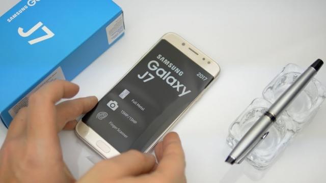 <b>Samsung Galaxy J7 (2017) face trecerea la Android 9.0 Pie; Update-ul se distribuie acum și aduce OneUI la pachet</b>La mai bine de o lună distanță de la sosirea pe Galaxy J7 Pro, de astăzi actualizarea la Android 9.0 Pie își face apariția și pe smartphone-ul Galaxy J7 (2017). Suntem informați că update-ul a fost confirmat pentru început