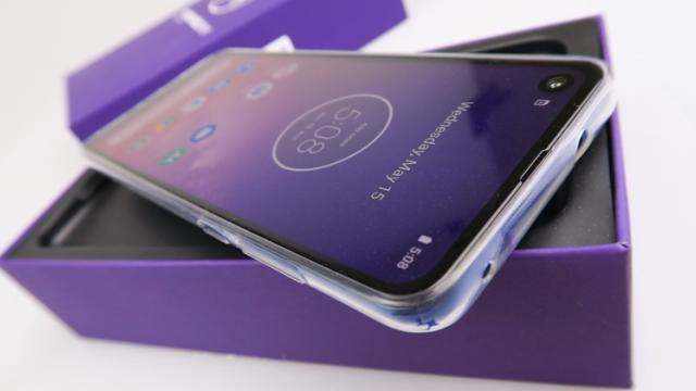 <b>Turul Magazinelor #577: Motorola One Vision la reducere deja, placă video cu 8 GB memorie, OnePlus 7 şi 7 Pro la câteva sute de lei mai ieftine</b>Gata cu vremea incertă, cu ploile de vară şi cu norii, de acum încolo numai vreme toridă, caniculă și plajă. În această perioadă 90% din telefoanele vândute sunt luate pentru a face poze bune în vacanţă. Iar plăcile grafice