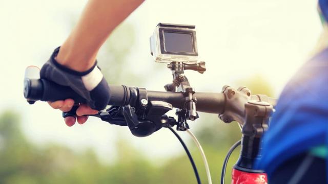 <b>E LUNI e AMAZON: Azi vă recomandăm o cameră de acțiune accesibilă, cu o mulțime de accesorii la pachet, ce poate filma 4K</b>Începutul acestei săptămâni ne aduce și un nou articol din seria “E LUNI e AMAZON” prin care vă recomandăm un nou produs. De această dată e vorba despre o cameră de acțiune accesibilă, similară cu un GoPro, ce poate filma în calitate 4K la 30 FPS