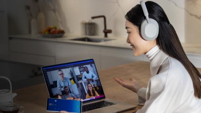 <b>Preț și disponibilitate Sony WH-1000XM5 în România</b>Au trecut doar câteva zile de la anunțul căștilor over the ear Sony WH-1000XM5 și iată că le avem deja disponibile pe plan local, în regim de precomandă. În cazul de față avem de-a face cu o pereche de căști flagship, înlocuitor pentru