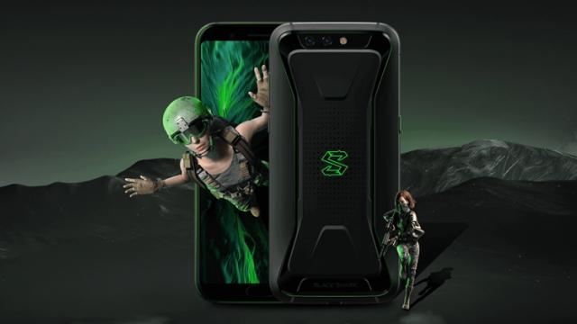 <b>Xiaomi BlackShark devine oficial! Smartphone de gaming cu look deosebit și accesoriu gamepad</b>După o perioadă destul de lungă de leak-uri și teasere totodată, smartphone-ul de gaming Xiaomi BlackShark a devenit oficial astăzi în cadrul unui eveniment din China. Telefonul vine drept rival pentru Razer Phone și ce mi se pare deosebit
