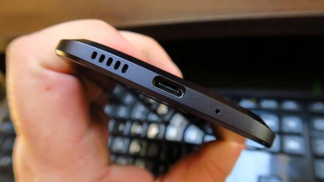 <b>HTC 10: Multimedia 24 bit, căşti dumnezeieşti şi output bun</b>HTC 10 vine cu o serie de termeni bombastici şi promisiuni legate de acustica sa. Se vorbeşte despre amplificatoare pentru fiecare difuzor, despre acustică high res şi 24 bit, dar şi despre BoomSound, tweeter şi woofer. În realitate primim un difuzor..