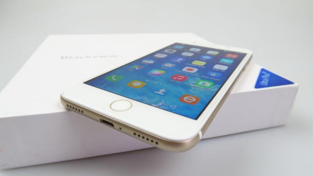 <b>Blackview Ultra Plus Unboxing: phablet în stil iPhone 6 Plus cu multe accesorii la pachet</b>În această săptămână am luat contact pentru prima oară cu brandul Blackview, prin intermediul modelului Blackview Ultra Plus, pe care îl scoatem din cutie mai jos. Terminalul costă 799 lei la iHunt.ro şi seamănă foarte mult cu iPhone 6 Plus