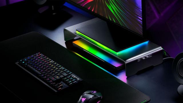 <b>CES 2025: Razer prezintă accesorii Chroma noi, inclusiv unul portabil şi suport iluminat Razer Aether Standing Light Bars </b>Razer a adus la CES 2025 atât laptopuri, cât şi un asistent eSports cu AI, dar şi accesorii pentru creatorii de conţinut şi streameri. E vorba despre accesorii de tip Chroma, printre care şi unul portabil dar şi un suport cu iluminare