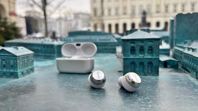 <b>Technics EAH-AZ100 Review: Căștile wireless Hi-Fi ce nu au nevoie de "Pro" în nume pentru a livra sunet premium și experiențe audio fără compromisuri</b>Le-am folosit zi de zi la muncă, pe afară, în transportul în comun și apoi și în avion, iar în Polonia am avut ocazia să descopăr și elemente inedite despre tehnologia din spatele AZ100 - noile căști flagship de la Technics