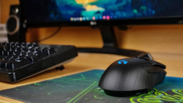 <b>Prezentare mouse wireless Logitech G903: Cum aș putea să nu-l recomand?</b>Logitech G903 a ajuns la mine în urmă cu mai bine de o lună. A trecut ceva timp de atunci, însă mi-am propus să îl analizez în detaliu, astfel încât concluziile la care să ajung să fie după o perioadă mai
