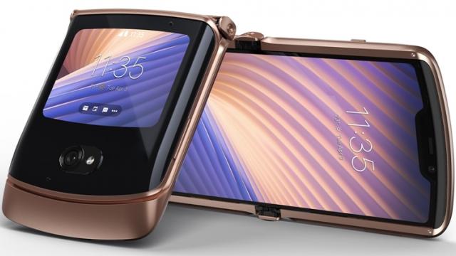 <b>Motorola RAZR 5G Blush Gold este disponibil în premieră în România, la magazinele Altex</b>Motorola ne informează astăzi că aduce în România versiunea 5G Blush Gold a lui Moto RAZR 5G. Acesta este disponibil în premieră la precomanda în ţara noastră în magazinele Altex şi online pe www.altex.ro. Telefonul pliabil de la Motorola vine cu un desig